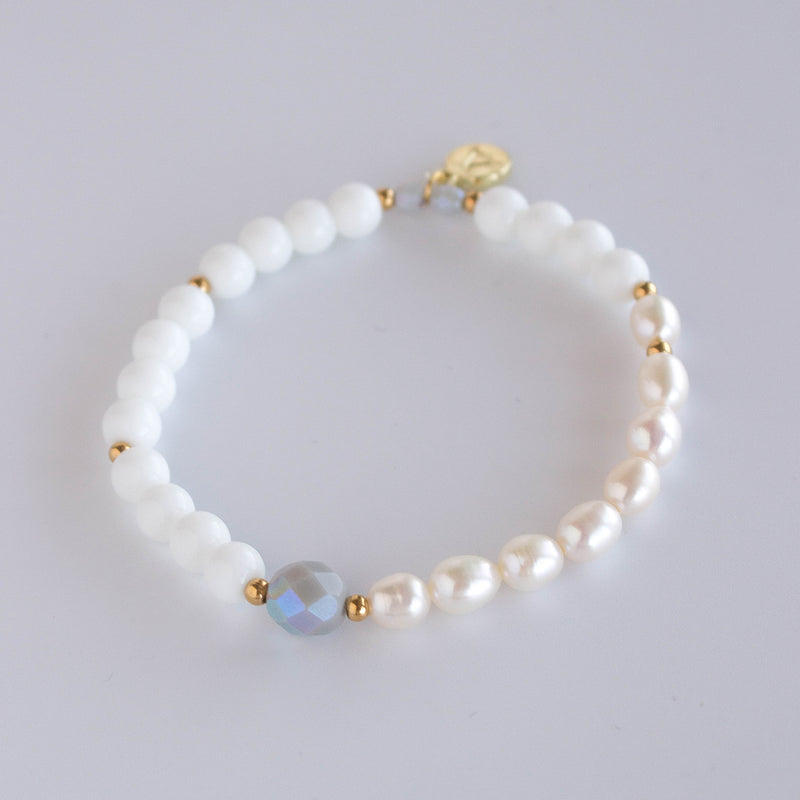 Pearly white bracelet